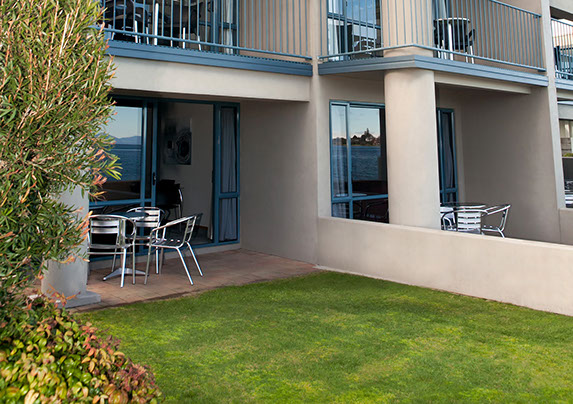 Taupo Lakefront  Accommodation Courtyard to Lake